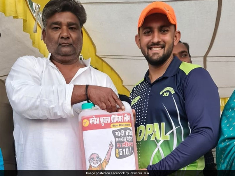 'मैन ऑफ द मैच' बनने पर क्रिकेटर को मिला 5 लीटर पेट्रोल, सोशल मीडिया पर वायरल हुई तस्वीर