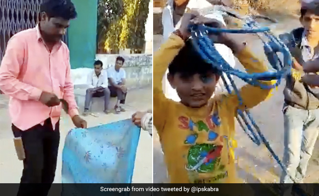 शख्स ने एक मिनट में पुरानी साड़ी से बना डाली रस्सी, फिर बेच डाली 50 रुपये में, Video में देखें गजब का जुगाड़