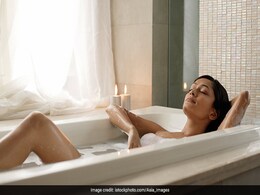 Hot Water Bath: सर्दियों में गर्म पानी से तो नहीं नहा रहे हैं आप, अगर हां तो जान लें ये 10 नुकसान Hot Water Bath: सर्दियों में गर्म पानी से तो नहीं नहा रहे हैं आप, अगर हां तो जान लें ये 10 नुकसान