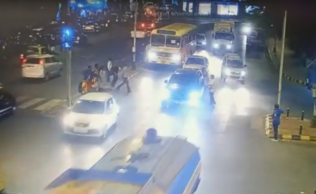 मनसुख हिरेन केस: 17 फरवरी के फुटेज में मर्सिडीज पर बैठते नजर आए मनुसख, कार चला रहा था सचिन वाजे