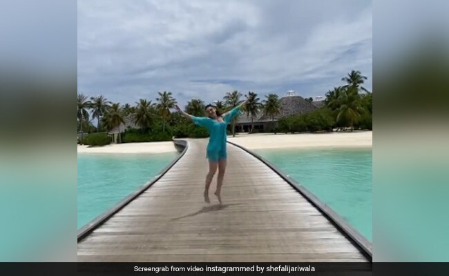 Shefali Jariwala Beach Dance Video Viral Actress In Maldives | T-10 NEWS Shefali Jariwala ने मालदीव पहुंचकर किया मस्ती में डांस, 'कांटा लगा गर्ल' का Video हुआ Viral