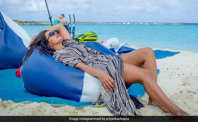 समुद्र किनारे प्रियंका चोपड़ा चिल करती आईं नजर, थ्रोबैक फोटो शेयर कर बोलीं- मैं अपने फेवरेट शख्स के साथ...