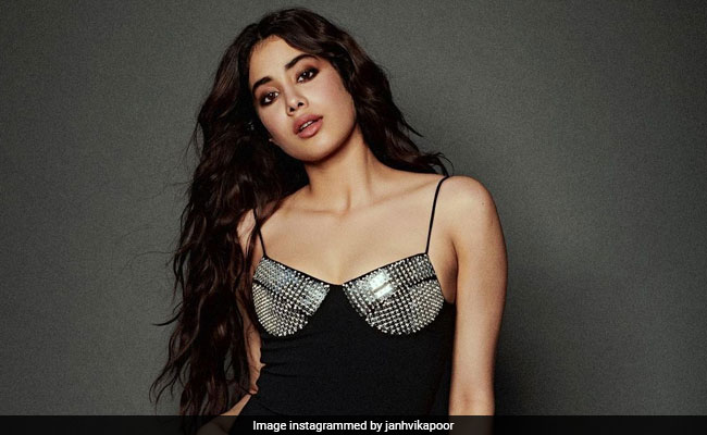 What Janhvi Kapoor Did After Her Staff Member Pushed A Fan Trying To Take Selfie
