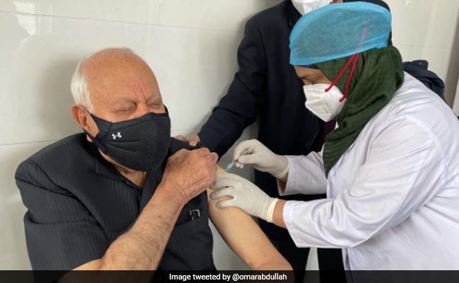 फारूक अब्दुल्ला ने लगवाई Covid-19 वैक्सीन, उमर अब्दुल्ला तस्वीर शेयर कर बोले- 'अगर मेरे पिता...' फारूक अब्दुल्ला ने लगवाई Covid-19 वैक्सीन, उमर अब्दुल्ला तस्वीर शेयर कर बोले- 'अगर मेरे पिता...'