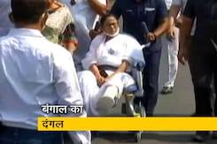 व्हीलचेयर पर CM ममता बनर्जी का रोड शो व्हीलचेयर पर CM ममता बनर्जी का रोड शो