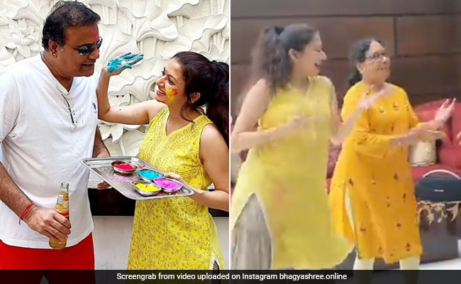 Bhagyashree ने मनाई होली, पहले लगाया सबको गुलाल फिर सासू मां के साथ किया जमकर डांस- देखें Video