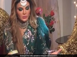 राखी सावंत पर शख्स ने की नोटों की बारिश, तो एक्ट्रेस ने किया कुछ ऐसा...देखें Video राखी सावंत पर शख्स ने की नोटों की बारिश, तो एक्ट्रेस ने किया कुछ ऐसा...देखें Video