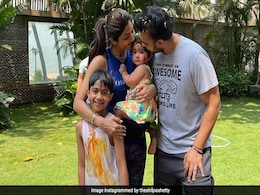 शिल्पा शेट्टी ने पति राज कुंद्रा और बेटा के साथ खेला होली, बेटी गोद में बैठी आई नजर... देखें Photo शिल्पा शेट्टी ने पति राज कुंद्रा और बेटा के साथ खेला होली, बेटी गोद में बैठी आई नजर... देखें Photo