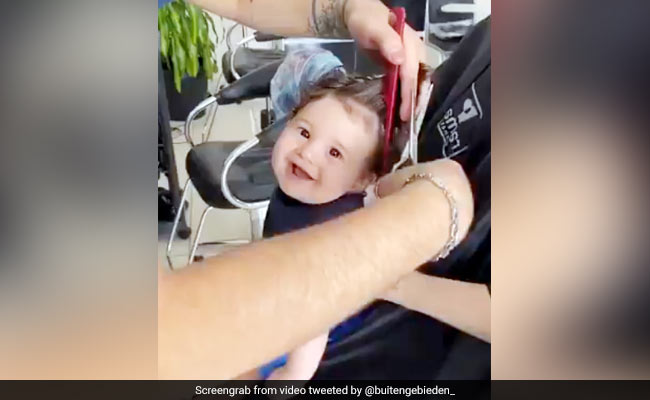 बच्चा पहली बार कटवा रहा था बाल, जैसे ही चली कैंची, तो देने लगा ऐसे एक्सप्रेशन्स - देखें मज़ेदार Video