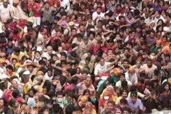 Watch: Thousands At UP Temple For <i>Laddu Maar Holi</i>, Most Had No Masks Watch: Thousands At UP Temple For <i>Laddu Maar Holi</i>, Most Had No Masks