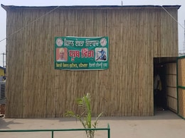 चिलचिलाती धूप और लू के थपेड़ों से बचने के लिए आंदोलनरत किसानों ने बनाया बांस का घर, जानें क्या है खास चिलचिलाती धूप और लू के थपेड़ों से बचने के लिए आंदोलनरत किसानों ने बनाया बांस का घर, जानें क्या है खास