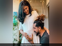 किश्वर मर्चेंट ने बेबी बंप के साथ शेयर की Photo, पति सुयश को यूं आया प्यार किश्वर मर्चेंट ने बेबी बंप के साथ शेयर की Photo, पति सुयश को यूं आया प्यार