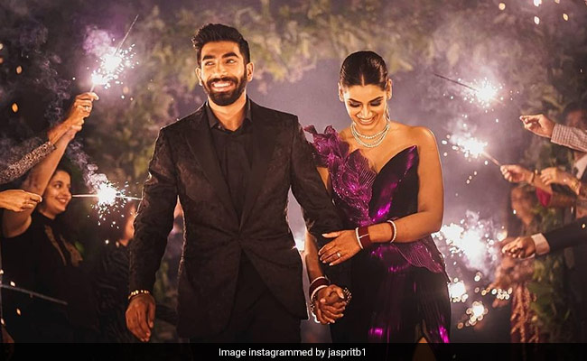 जसप्रीत बुमराह ने वाइफ संजना गणेशन के साथ शेयर की तस्वीर, बोले-'बिल्कुल जादुई भरा है...देखें Photo