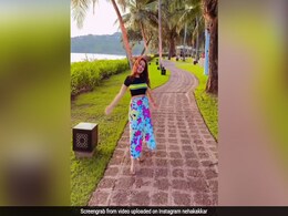Neha Kakkar पहुंची गोवा, सनसेट का लुत्फ उठाते हुए यूं Beach पर सैर करती आईं नजर- देखें Video Neha Kakkar पहुंची गोवा, सनसेट का लुत्फ उठाते हुए यूं Beach पर सैर करती आईं नजर- देखें Video