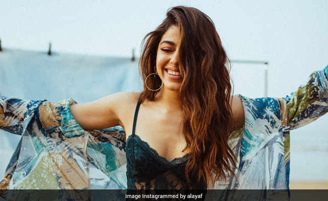 Alaya Furniturewalla Went To The Beach And Took "Happy Clicks"