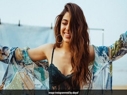Alaya Furniturewalla Went To The Beach And Took "Happy Clicks" Alaya Furniturewalla Went To The Beach And Took "Happy Clicks"