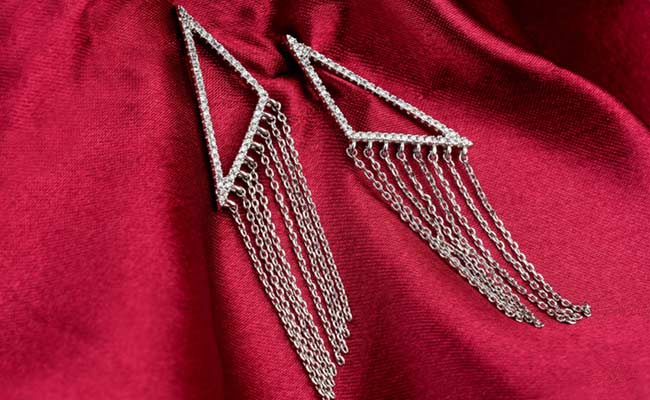 Add Bling To Your Every Attire With These Jewellery Picks At Upto 70% Off