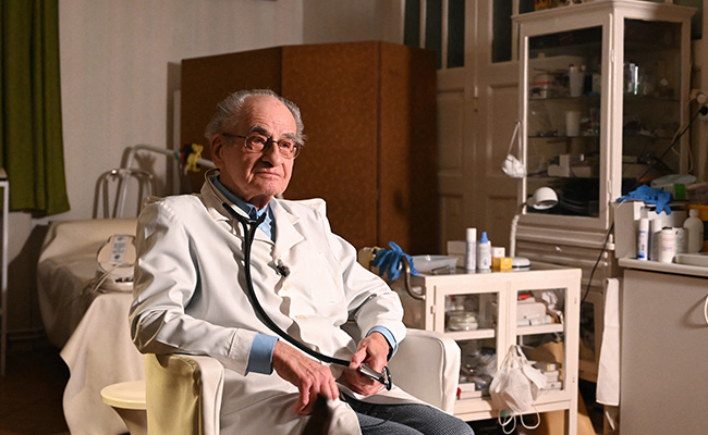 Hungarian Holocaust Survivor Istvan Kormendi Still Treating Hundreds At 97