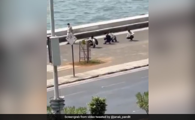 सड़क पर मुर्गा बनकर चलने की मिली सजा, मास्क ना पहनने पर मुंबई पुलिस ने करवाया ‘मुर्गा वॉक’ - देखें Video