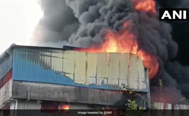 महाराष्ट्र: ठाणे की प्लास्टिक फैक्ट्री में भीषण आग, मौके पर 12 दमकल तैनात