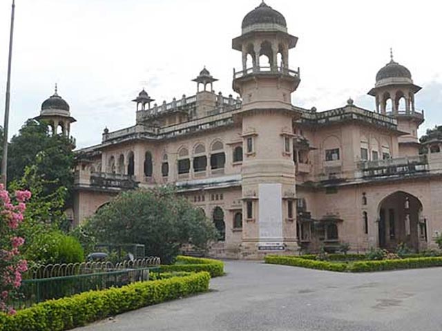 Ram Lalla: इलाहाबाद यूनिवर्सिटी के छात्र बना रहे रामलला की सबसे बड़ी रंगोली, गिनीज रिकॉर्ड की तैयारी  Ram Lalla: इलाहाबाद यूनिवर्सिटी के छात्र बना रहे रामलला की सबसे बड़ी रंगोली, गिनीज रिकॉर्ड की तैयारी