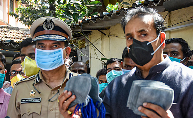 High Court To Hear Former Top Cop's Plea Against Maharashtra Home Minister On March 31