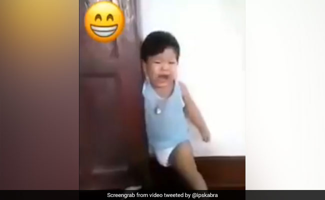 बच्चे ने जानकर दरवाजे में फंसा लिया अपना पैर और करने लगा रोने की एक्टिंग, IPS ने दिया मजेदार रिएक्शन - देखें Video