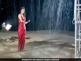 Urvashi Rautela ने रेड कलर की साड़ी पहनकर बारिश में किया जमकर डांस, देखें Video Urvashi Rautela ने रेड कलर की साड़ी पहनकर बारिश में किया जमकर डांस, देखें Video