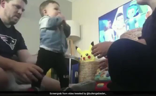 बच्चे ने पहली बार शुरु किया चलना, देखकर पिता ने दिया गजब का रिएक्शन, वीडियो देख भावुक हुए लोग