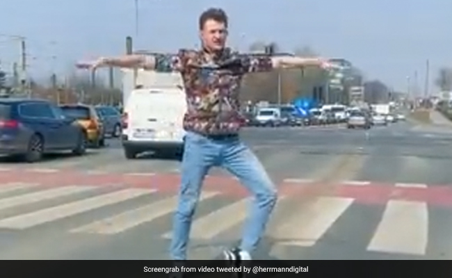 रेड लाइट पर गाड़ी से उतरकर लड़का करने लगा Moonwalk, देखकर लगेगा जैसे पैरों में लगा हो पहिया - देखें Video