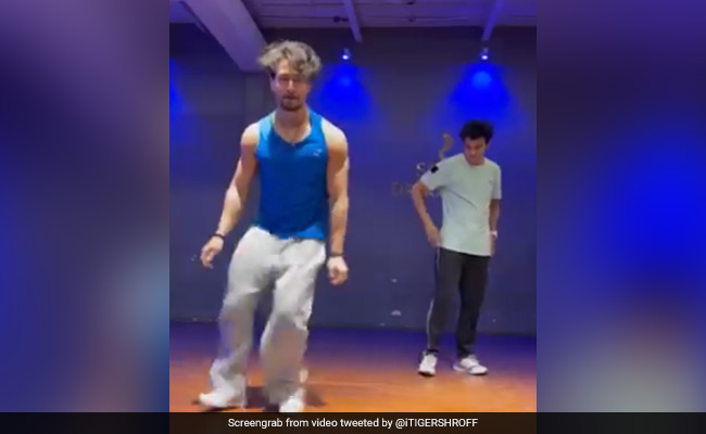 Tiger Shroff और इस डांसर के बीच हुआ डांस कॉम्पिटिशन, Video में देखें किसने मारी बाजी