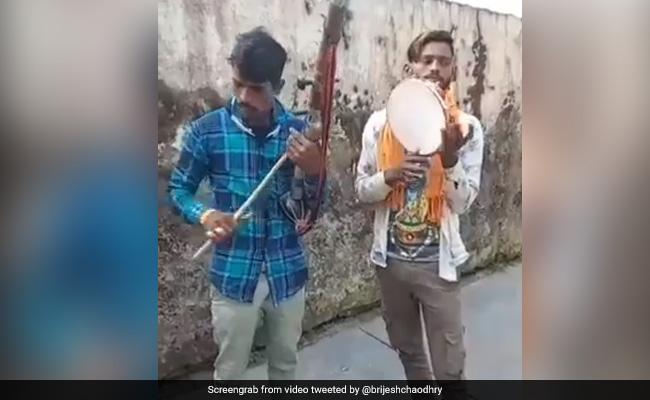 डफली और इकतारे की धुन पर दो लोक गायकों ने गाया सुरीले अंदाज में गाना, PM मोदी बोले- ‘बहुत बढ़िया’ - देखें Video