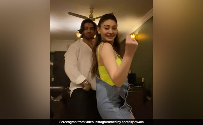 शेफाली जरीवाला ने दोस्त संग Don't Rush सॉन्ग पर किया डांस, 'कांटा लगा गर्ल' का Video हुआ Viral