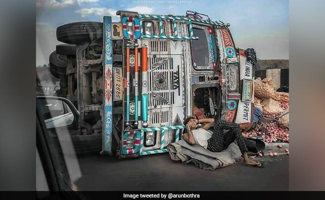 ट्रक पलट गया तो ड्राइवर लेटकर फोन पर करने लगा बात, IPS बोला- ‘बताओ फोन पर कौन है…’