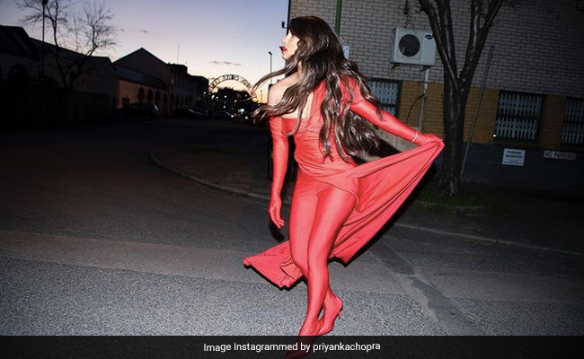 प्रियंका चोपड़ा का रेड कलर की आउटफिट में दिखा स्टाइलिश अंदाज, फैन्स बोले- वंडर वुमन
