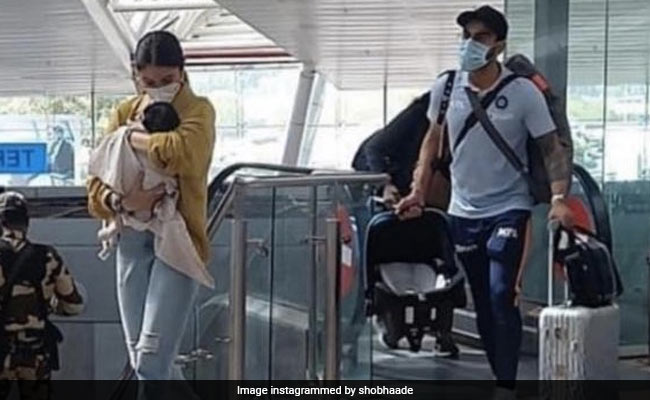 अनुष्का शर्मा और विराट कोहली ने एयरपोर्ट पर कायम की कुछ ऐसी मिसाल, शोभा डे का यूं आया रिएक्शन अनुष्का शर्मा और विराट कोहली ने एयरपोर्ट पर कायम की कुछ ऐसी मिसाल, शोभा डे का यूं आया रिएक्शन