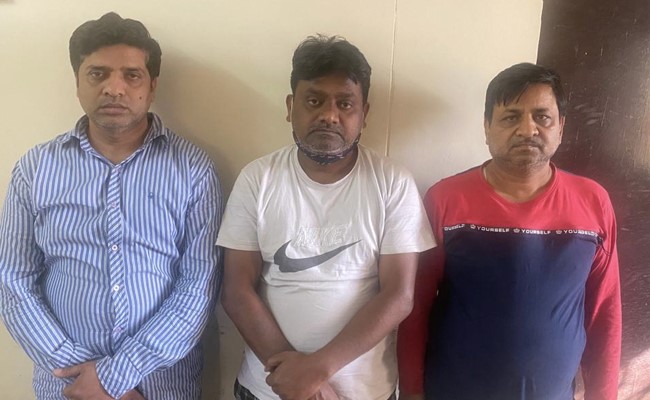 फर्जी चेक के जरिए पैसा निकालने की कोशिश, एनजीओ मालिक समेत तीन गिरफ्तार