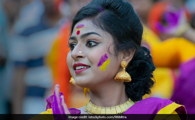 Holi 2023: These Waterproof Makeup Products Won't Budge When You Play With Colour