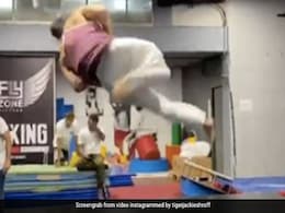 Tiger Shroff ने स्पाइडर मैन की तरह हवा में घूमकर मारी किक, Video देख दिशा पटानी ने भी बजाई ताली Tiger Shroff ने स्पाइडर मैन की तरह हवा में घूमकर मारी किक, Video देख दिशा पटानी ने भी बजाई ताली