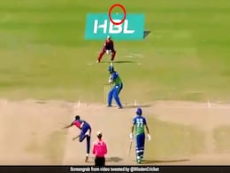 PSL 2021: पाक गेंदबाज ने डाली अजीबोगरीब फुल-टॉस, कीपर से ऊपर निकल गई गेंद, देखता रह गया बल्लेबाज - देखें Video PSL 2021: पाक गेंदबाज ने डाली अजीबोगरीब फुल-टॉस, कीपर से ऊपर निकल गई गेंद, देखता रह गया बल्लेबाज - देखें Video