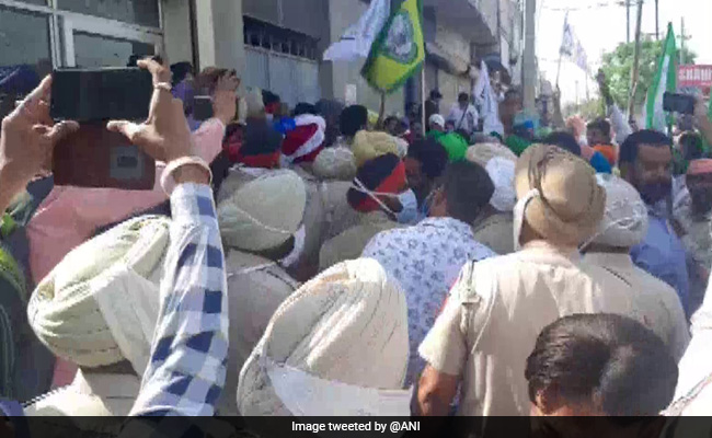 BJP Leaders Protest Outside Amarinder Singh's House Against Attack On Party MLA