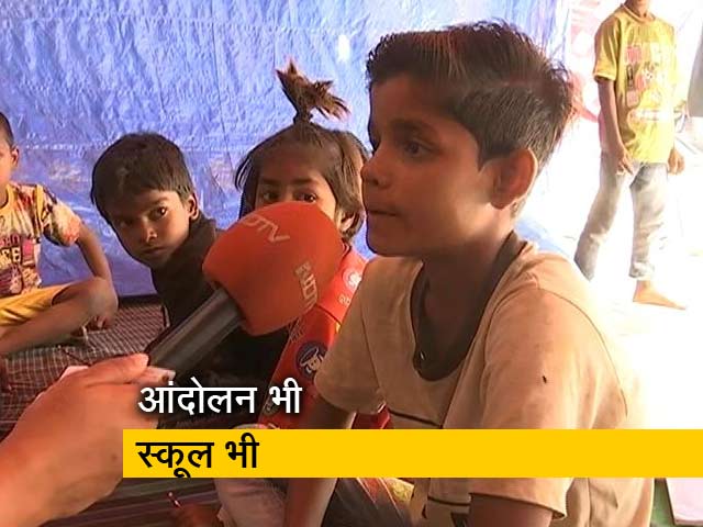 किसान आंदोलन: टिकरी बॉर्डर पर चल रहा स्कूल, गरीब बच्चों को मुफ्त शिक्षा