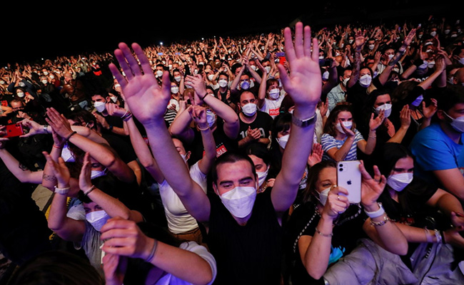Thousands Throng Barcelona Rock Concert After Rapid COVID Tests