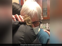 कोविड वैक्सीन लगने के बाद डॉक्टर ने दादी को पर्चे पर जो लिखकर दिया, वो जानकर आंख में आ जाएंगे आंसू - देखें Video कोविड वैक्सीन लगने के बाद डॉक्टर ने दादी को पर्चे पर जो लिखकर दिया, वो जानकर आंख में आ जाएंगे आंसू - देखें Video