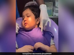 डेंटिस्ट के पास पहुंचा बच्चा, सीट पर बैठते ही गुस्से में बोला- 'मेरे दांत मत निकालना...' - देखें मजेदार Video डेंटिस्ट के पास पहुंचा बच्चा, सीट पर बैठते ही गुस्से में बोला- 'मेरे दांत मत निकालना...' - देखें मजेदार Video