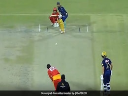 PSL 2021: सरफराज अहमद ने जड़े लगातार चार छक्के, 26 रन पिटवाने के बाद घूरकर देखने लगा गेंदबाज - देखें Video PSL 2021: सरफराज अहमद ने जड़े लगातार चार छक्के, 26 रन पिटवाने के बाद घूरकर देखने लगा गेंदबाज - देखें Video