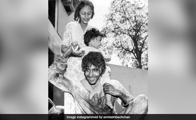 अमिताभ बच्चन ने शेयर की होली पर पुरानी फोटो, जया बच्चन और अभिषेक के साथ यूं खेली होली- देखें Photo अमिताभ बच्चन ने शेयर की होली पर पुरानी फोटो, जया बच्चन और अभिषेक के साथ यूं खेली होली- देखें Photo