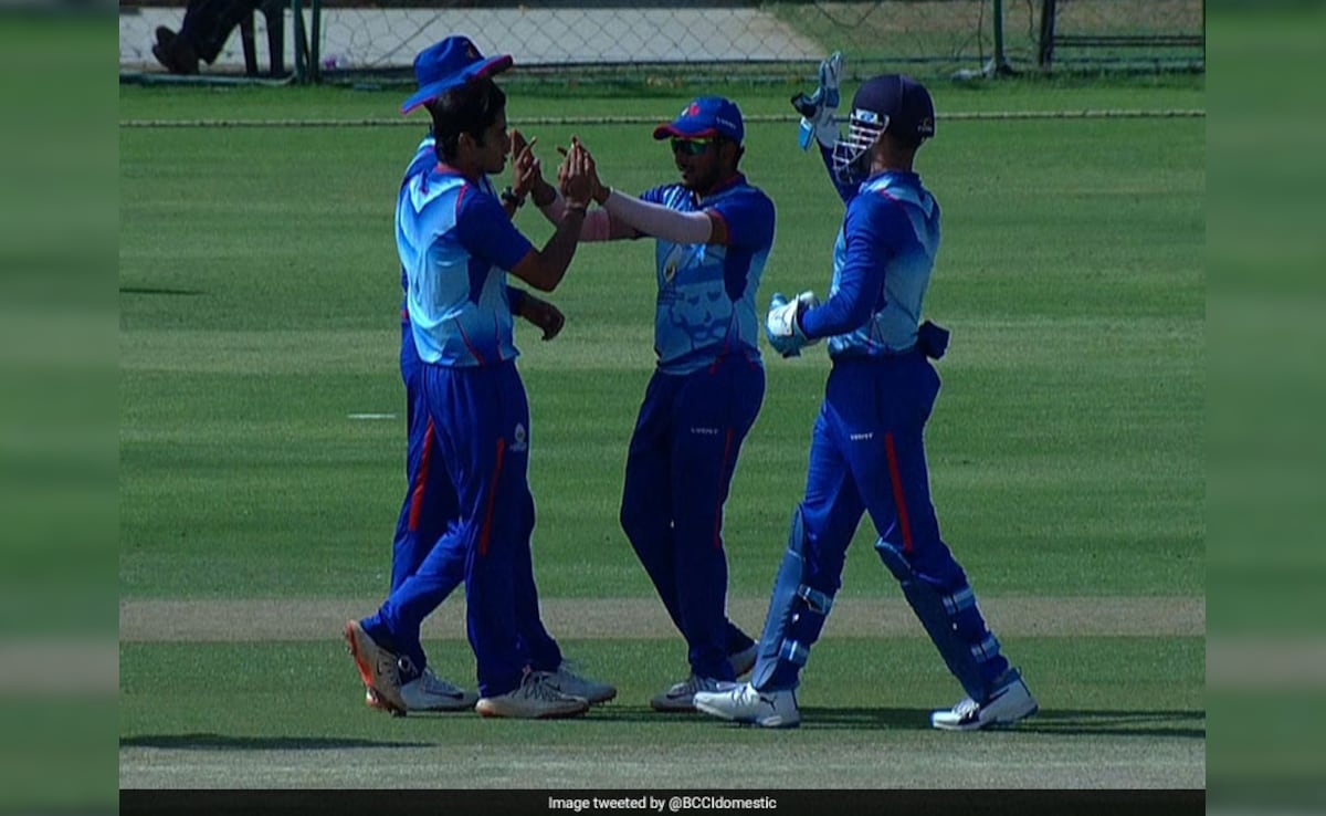 Vijay Hazare Trophy 2025-26 LIVE Score: शुभमन गिल ने शुरू की बल्लेबाजी, प्रभसिमरण भी क्रीज़ पर