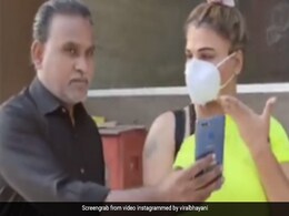 राखी सावंत ने Uncle को सिखाया कैसे ली जाती है सेल्फी, एक्ट्रेस बोलीं- खुश... देखें Video राखी सावंत ने Uncle को सिखाया कैसे ली जाती है सेल्फी, एक्ट्रेस बोलीं- खुश... देखें Video