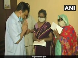 Arvind Kejriwal Gives Rs 1 Crore Aid To Family Of Frontline Worker Who Died Of Covid Arvind Kejriwal Gives Rs 1 Crore Aid To Family Of Frontline Worker Who Died Of Covid